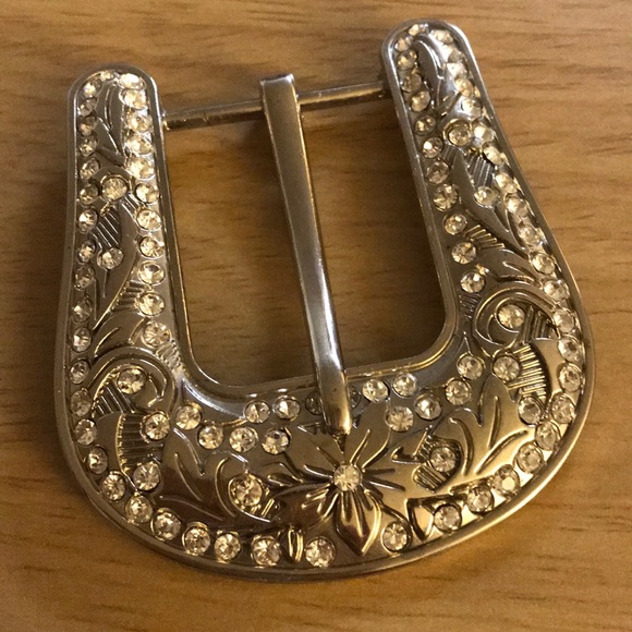Silvertone flowered belt buckle - Picture 3 of 5